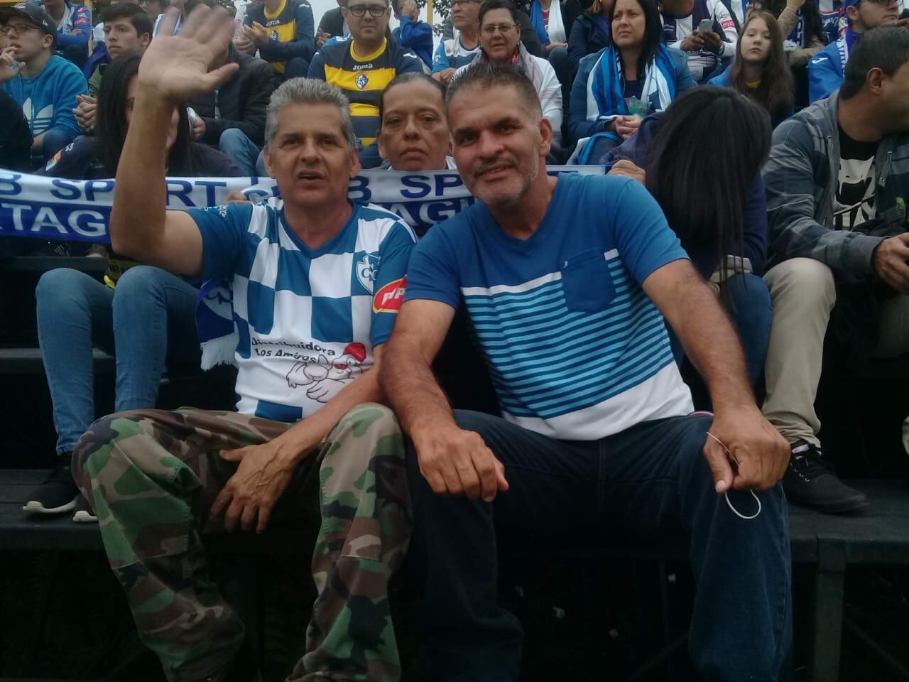 Bailando y saltando una gran canción roquera de los años setentas, con el ataúd en los hombros, amigos y compas del trabajo despidieron a don Adrián Granados Núñez, un taxista informal que amó hasta su último día al Club Sport Cartaginés
