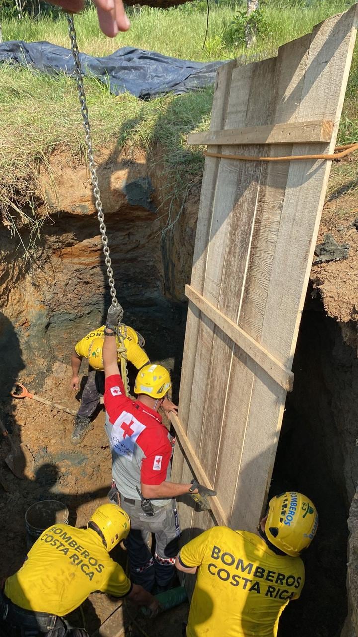 Los Bomberos y la Cruz Roja de Golfito, zona sur del país unen esfuerzos para rescatar a un trabajador que cayó a una zanja de aproximadamente 4 metros. Foto: Cruz Roja