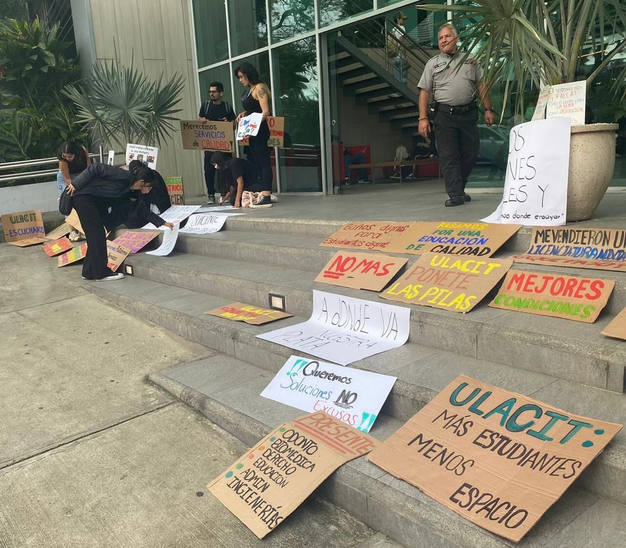 Estudiantes de la Ulacit se manifestaron el 8 de julio del 2024 contra la institución reclamando mejores condiciones para estudiar