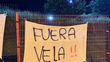 Esta es la postura de Alajuelense sobre las mantas con insultos en las afueras del CAR