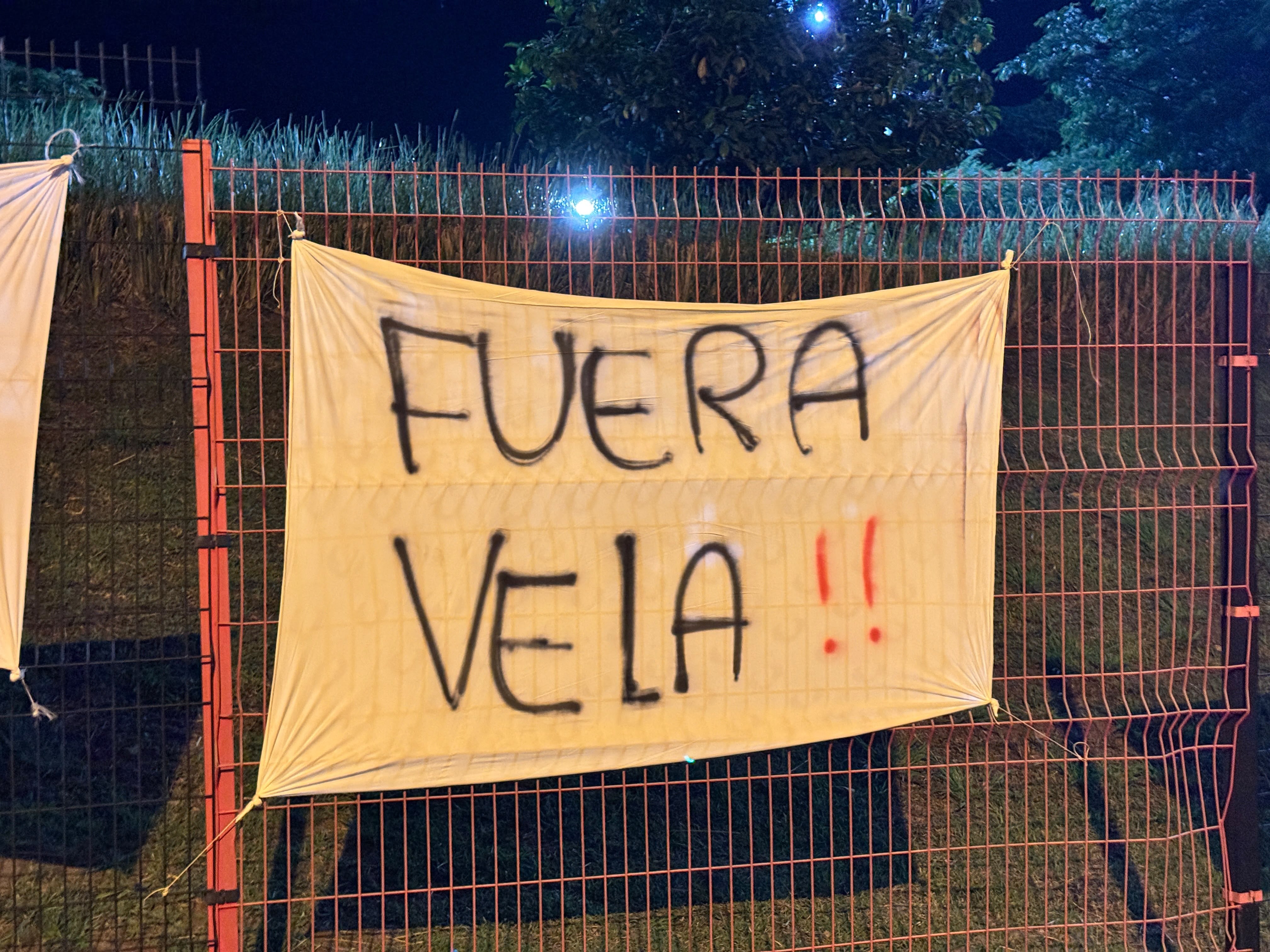 Muchos aficionados de Liga Deportiva Alajuelense también están molestos con Carlos Vela.