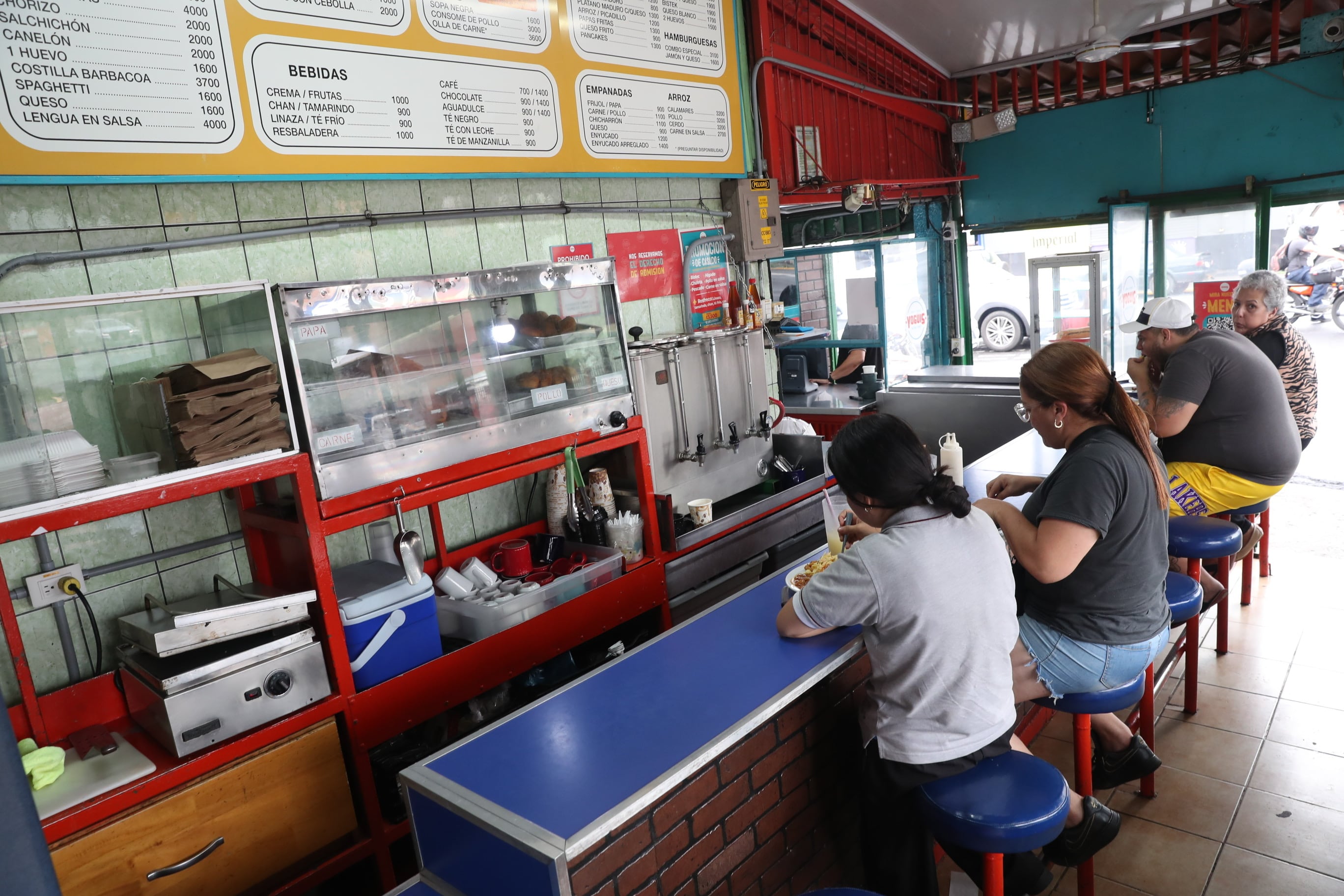 04/06/2024/ fotos de la soda Yoguis de Desamparados para La Teja / foto John Durán