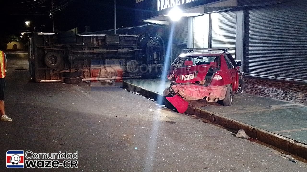 El aparatoso choque ocurrió la madrugada de este viernes. Foto Waze CR.