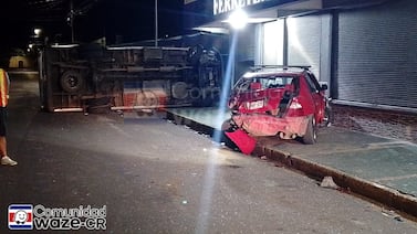 Impresionantes fotos revelan la magnitud del violento choque entre carro y ambulancia que llevaba un paciente