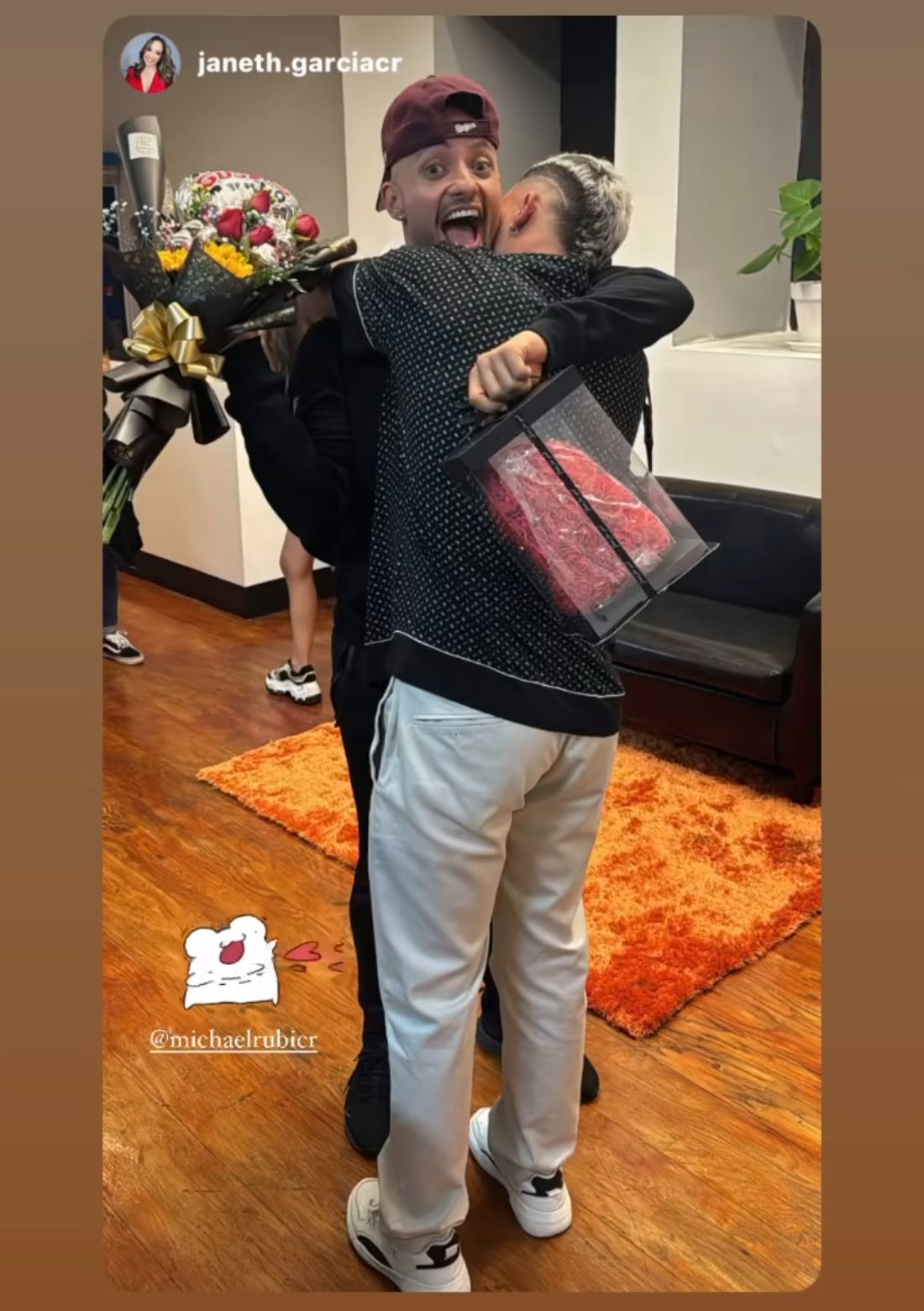 Michael Rubí, bailarín de Mira quién baila, y su novio