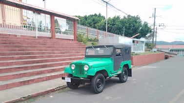 Él encontró un Jeep Willys olvidado y lo convirtió en una joya familiar que ahora disfruta junto a su hija