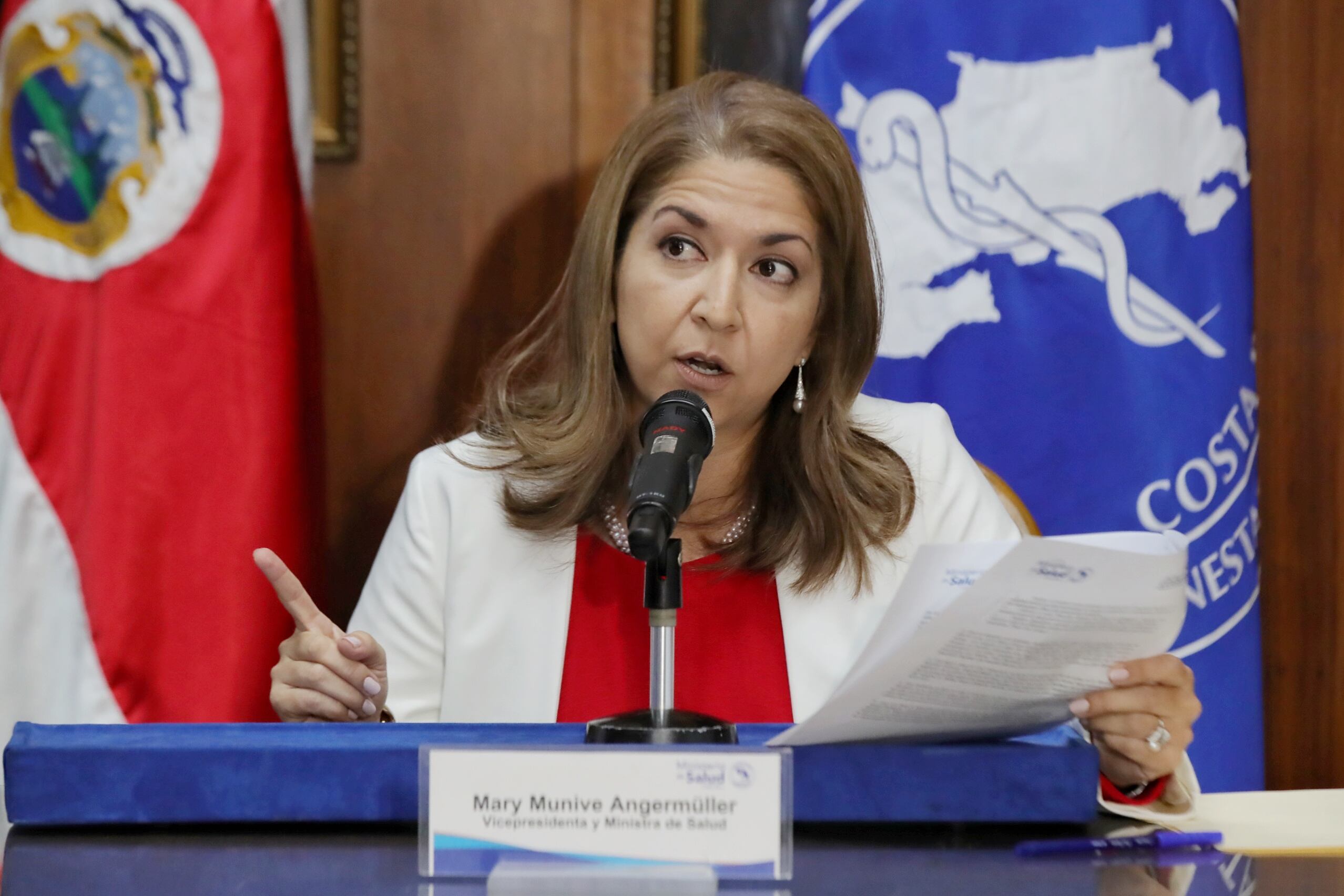 23/08/2023/ Rendición de cuentas sobre orden sanitaria que cerró programa de trasplantes de hígado en el Hospital México / en la fotografía la vicepresidenta y ministra de salud Mary Munive y Marta Eugenia Esquivel presidenta ejecutiva de la CCSS / foto John Durán