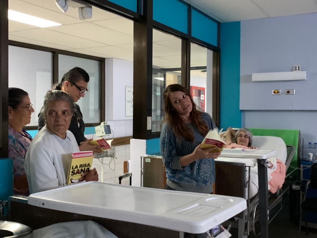 Los escritores Evelyn Ugalde y Óscar Brenes llegaron hasta los salones de internamiento para leer sus propios cuentos
