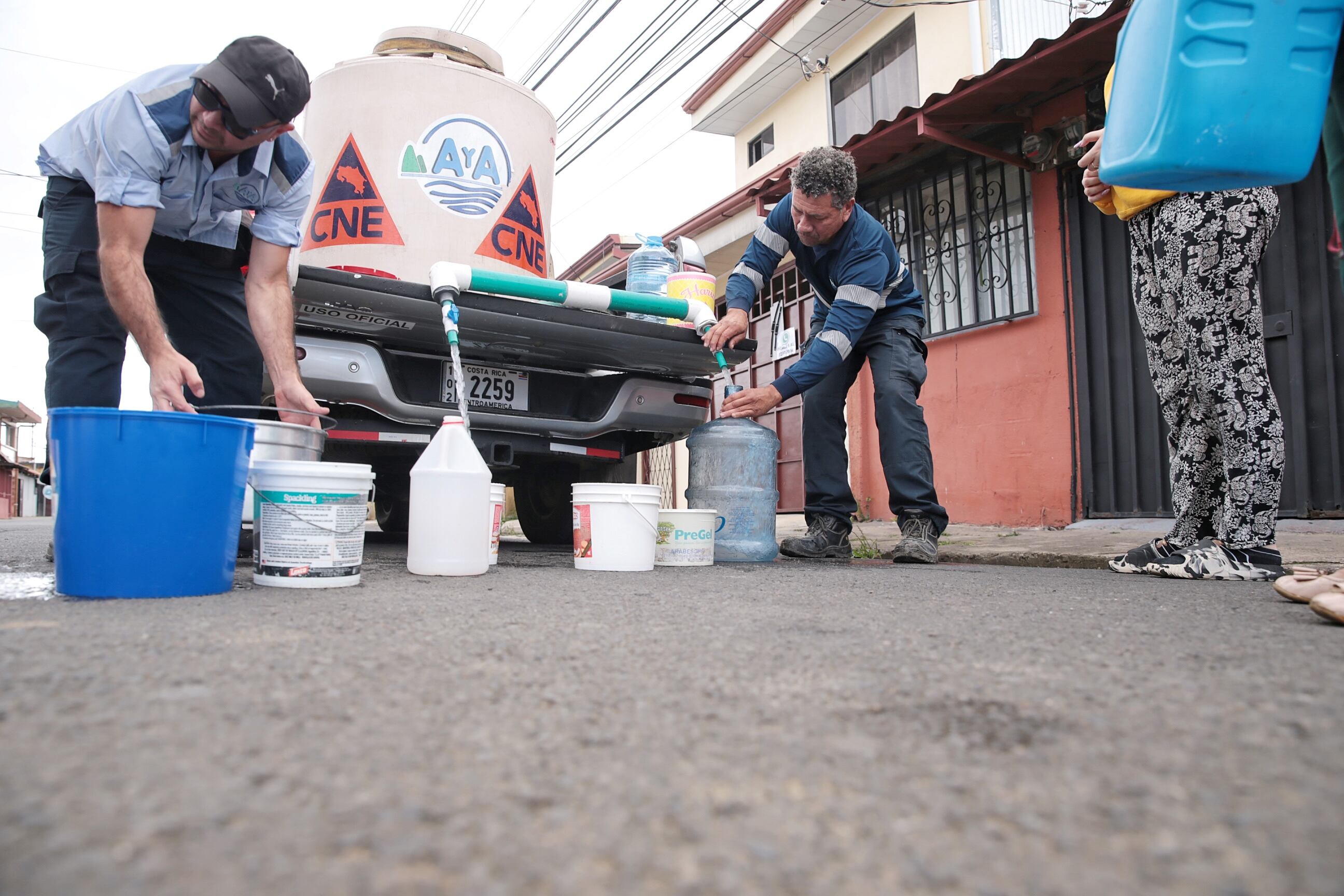 26/01/2024/ Contaminación del agua en Tibás, Moravia Guadalupe afecta a vecinos y comercio, funcionarios del A&A suministran agua en Calle Blancos / foto John Durán