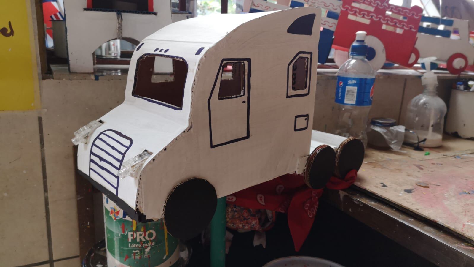 A don Jorge Chaves Lobos, quien tiene 78 años y es vecino de La Esperanza de Heredia, se le acabaron el pasado sábado 10 de setiembre los 600 faroles que hizo.