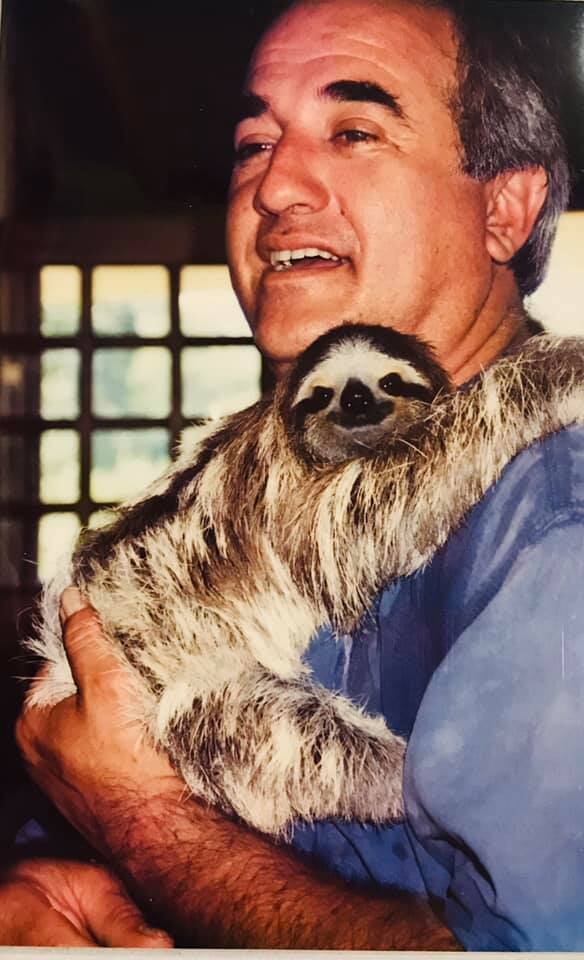 Jeffery Allen Rochte es de la tercera generación de una familia que cuida los perezosos de dos y tres dedos en Cahuita, LImón, donde tienen el Santuario de Perezosos.