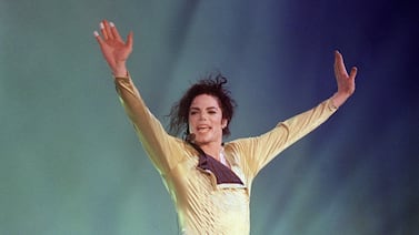 La película de Michael Jackson omite su mayor polémica y eso desata grandes críticas