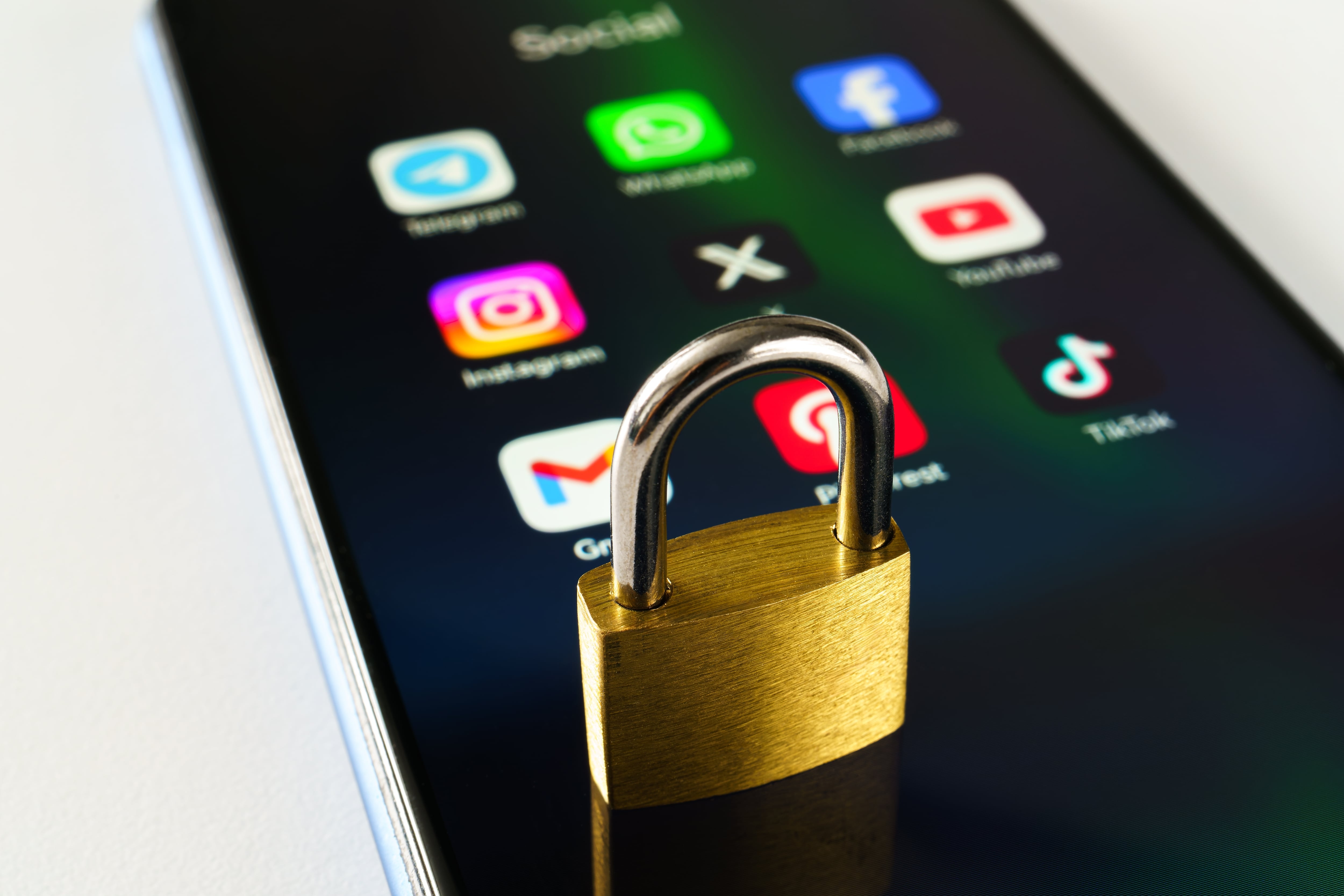 Detox, desintoxicación de redes sociales, salirse de redes sociales, busca de paz mental, adiós a la ansiedad y a la búsqueda de validación, apagar el teléfono celular. Poner candado a las redes sociales