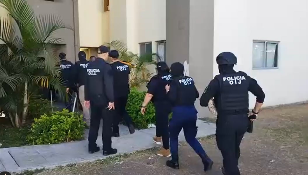 Padre es detenido como sospechoso de obligar a sus hijo a pedir dinero y alimentos en la calle. Foto OIJ.