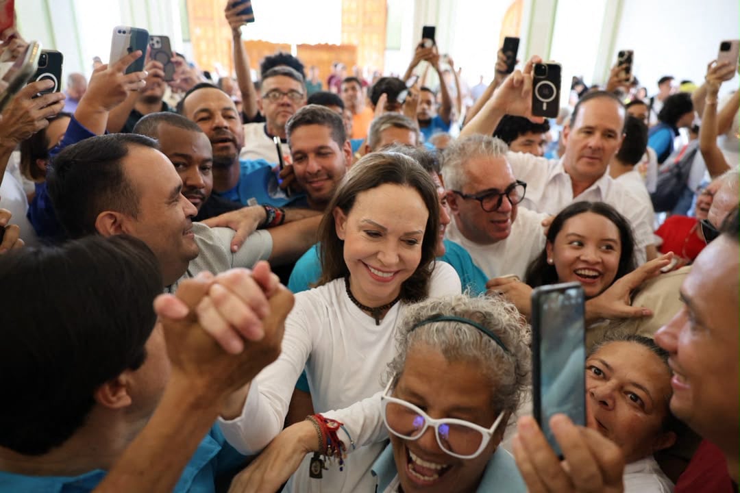 Apodada "libertadora" por sus partidarios, la nobel de la Paz y líder opositora María Corina Machado regresó a Venezuela tras casi un año en el exilio, decidida a encabezar la transición democrática y convertirse en presidenta de su país.
