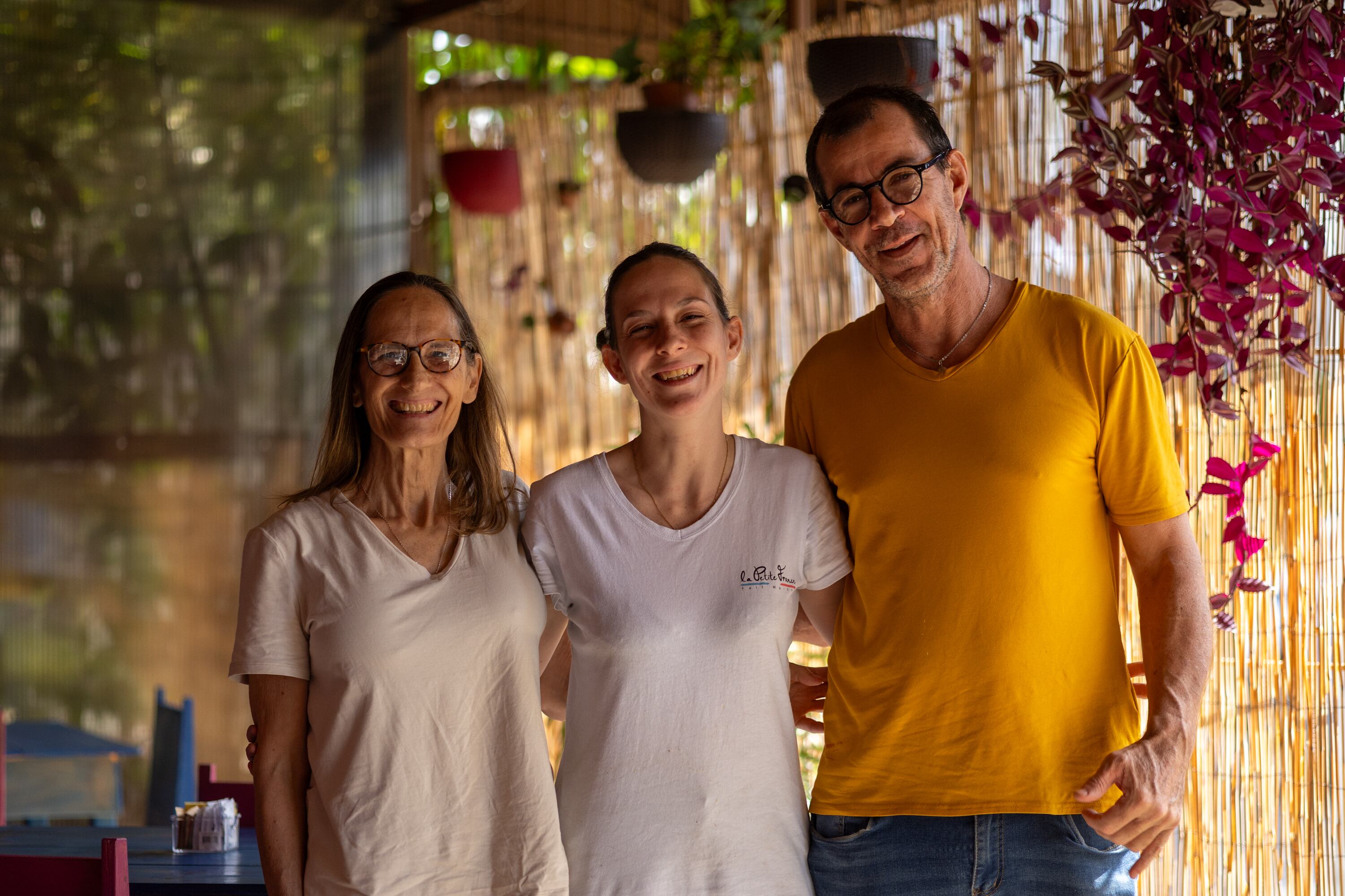 08/08/2024, San Jose, San Pedro, fotografía del local La Petit France y de sus dueños y fundadores, Zoé Castells Raust, Valerie Raust y Damien Castells.