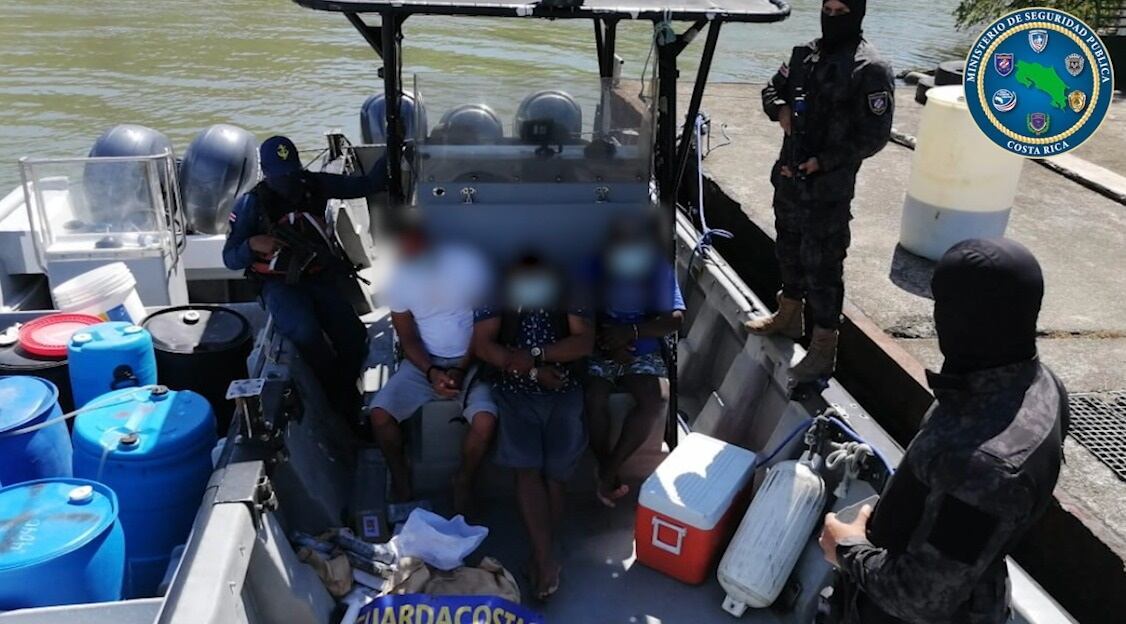 Autoridades decomisan 2,7 toneladas de cocaína al detener dos lanchas en el Caribe. Foto MSP.