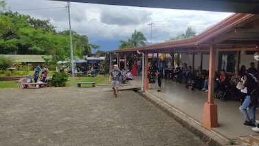 Mamá desesperada amenazó con amarrarse a poste para que le resuelvan problema en colegio