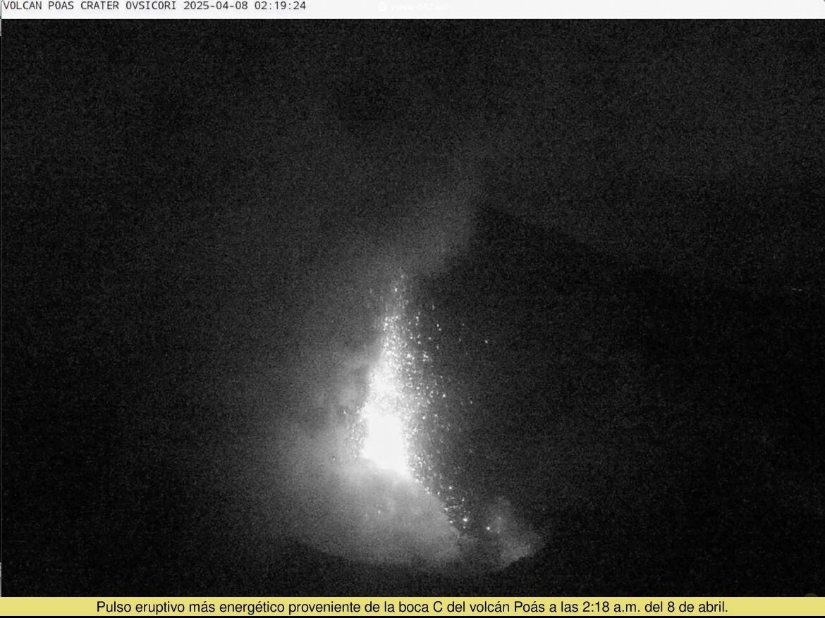 Detalle de la erupción la madrugada de este 8 de abril en el Poás. Fotografía: