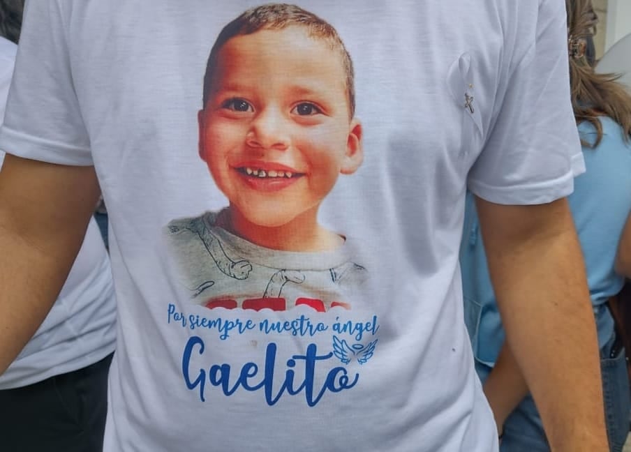 Familiares y seres queridos dan último adiós al pequeño Gael. Foto Keyna Calderón.