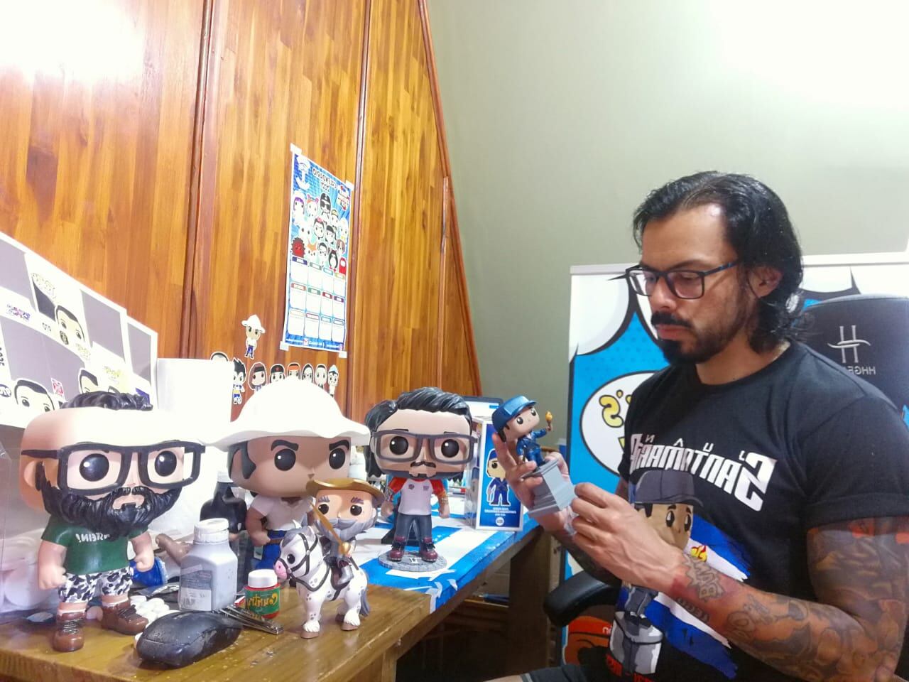 El artista costarricense, Maikol Villalta Rodríguez, un josefino de 37 años, quien trabaja creando este tipo de muñecos, también conocidos como pop, fue el encargado de convertir al tamborcillo alajuelense, 165 años después de su muerte el 11 de abril de 1856, en un muñequito coleccionable