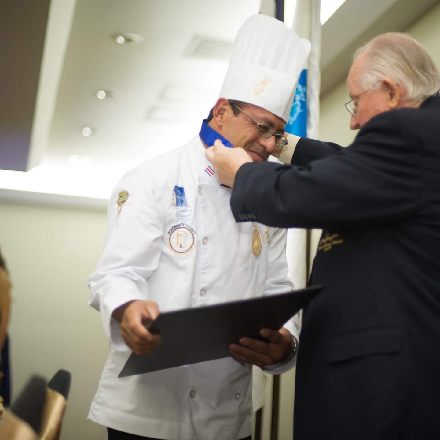 Con mucho orgullo don José Alberto García Villarreal, quien es chef profesional graduado en Francia, todos los días vende postres, una de sus especialidades, en las calles de Alajuela
