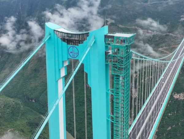 El puente más alto del mundo, en Guizhou, China, abrió una cafetería de cristal a 800 metros de altura con vista 360 grados. Un destino que une ingeniería, turismo y aventura.