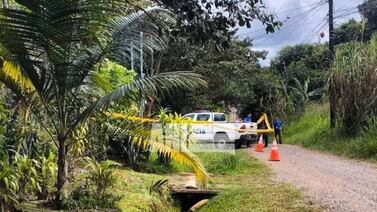 Detienen a hombre que habría escondido cuerpo de mujer dentro de fosa al lado de una casa