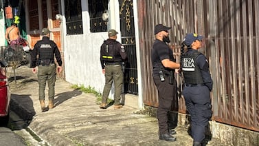 De puerta en puerta policía busca a madre del bebé hallado en camión de basura en Pacuare de Limón