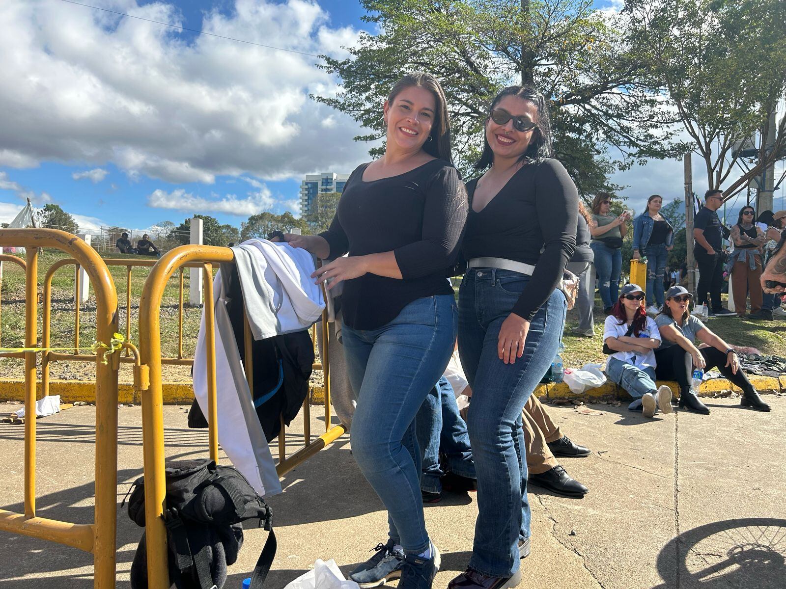 Andrea Fernández y su sobrina María José Techer en el concierto de Luis Miguel, 8 de febrero de 2024, Estadio Nacional