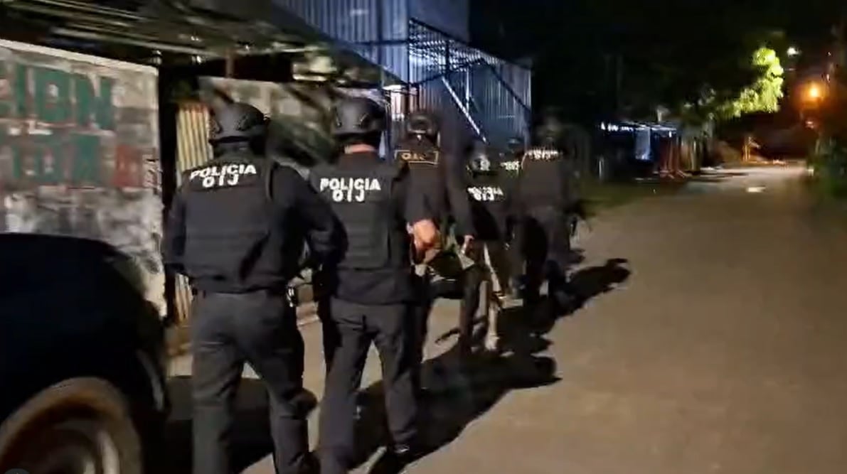 Los tres sospechosos fueron detenidos en barrio La California, en Alajuela. Foto OIJ.