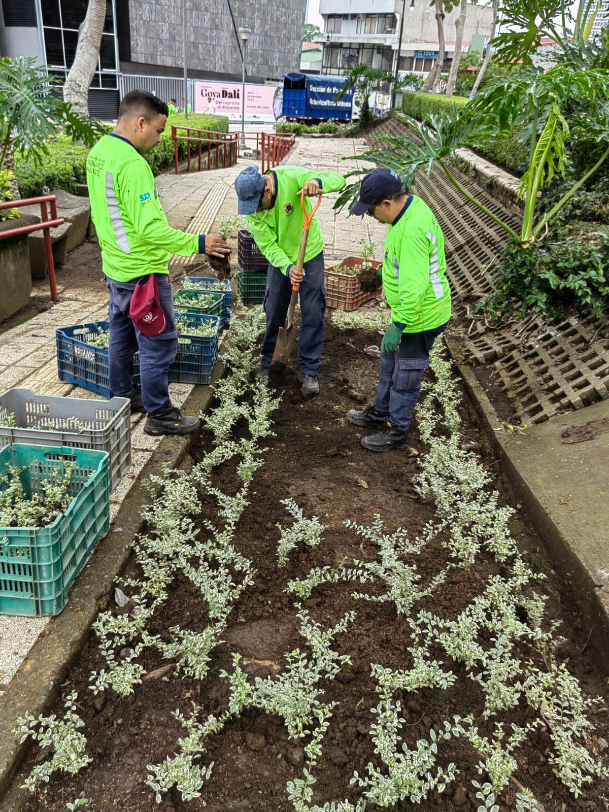 La Plaza de la Democracia recibió una muy buena maquillada a partir del 5 de mayo del 2022 para el traspaso de poderes del 8 de mayo cuando Rodrigo Chaves Robles reciba la banda presidencia de Carlos Alvarado. En la foto, William Arias, Jairo Arrieta y Cristopher Solís.