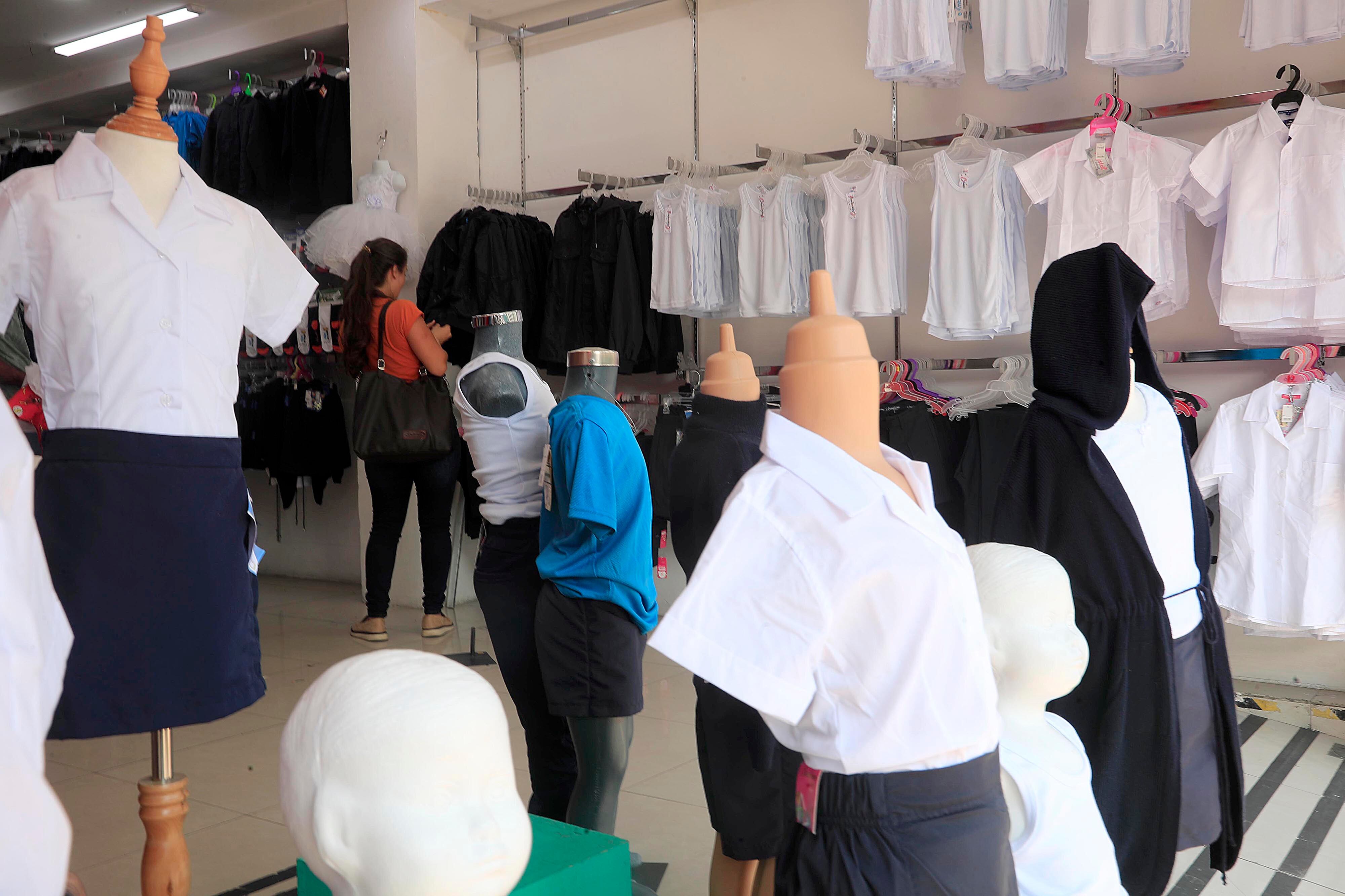 10/01/2024 San José. Recorrido por el bulevar de la Avenida Central decenas de personas visitaron las tiendas para adquirir los útiles, cuadernos y lápices básicamente, y los uniformes para sus hijos y nietos para la entrada a clases el mes entrante. En esta ocasión los estudiantes regresarán a las aulas 8 de febrero, día en que inicie oficialmente el curso lectivo 2024.