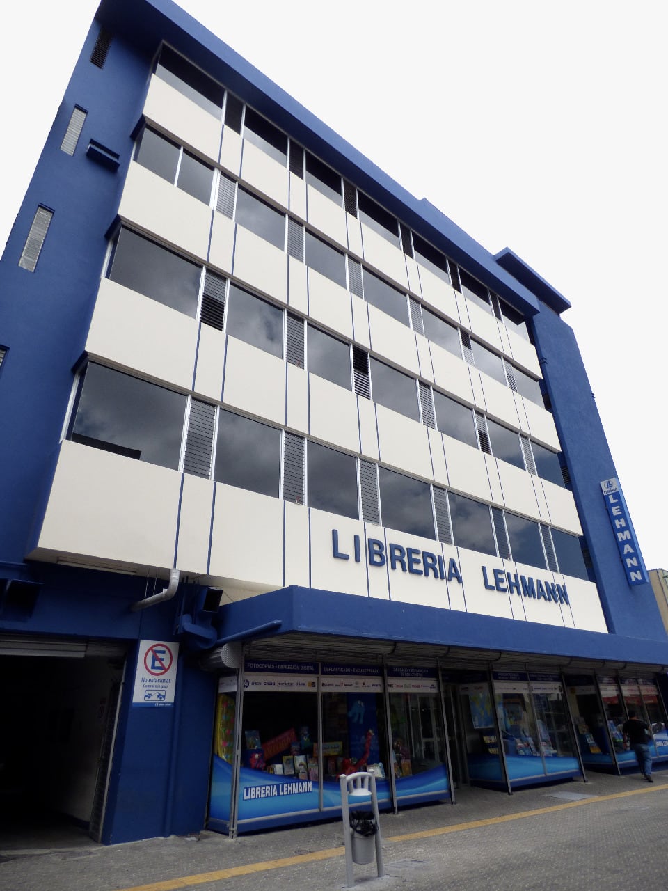 Nuevo edificio de la librería Lehman sobre calle tres