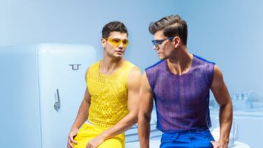 Gemelo Esteban Castillo vino de vacaciones al país y no creerán lo que metió en su maleta