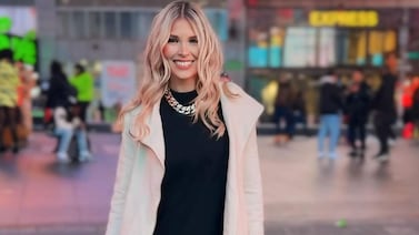 Modelo tica se aplica orina en el rostro y revela todos sus beneficios