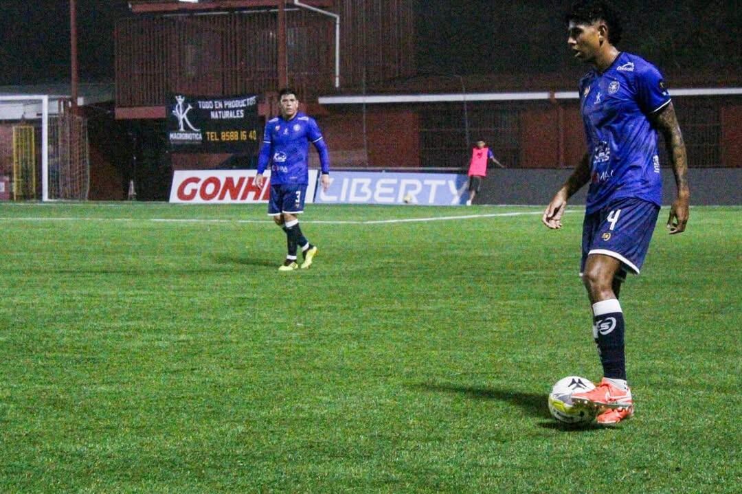 Johnny Acosta sigue en el fútbol y ahora juega con su hijo Kevin. Instagram Johnny Acosta.