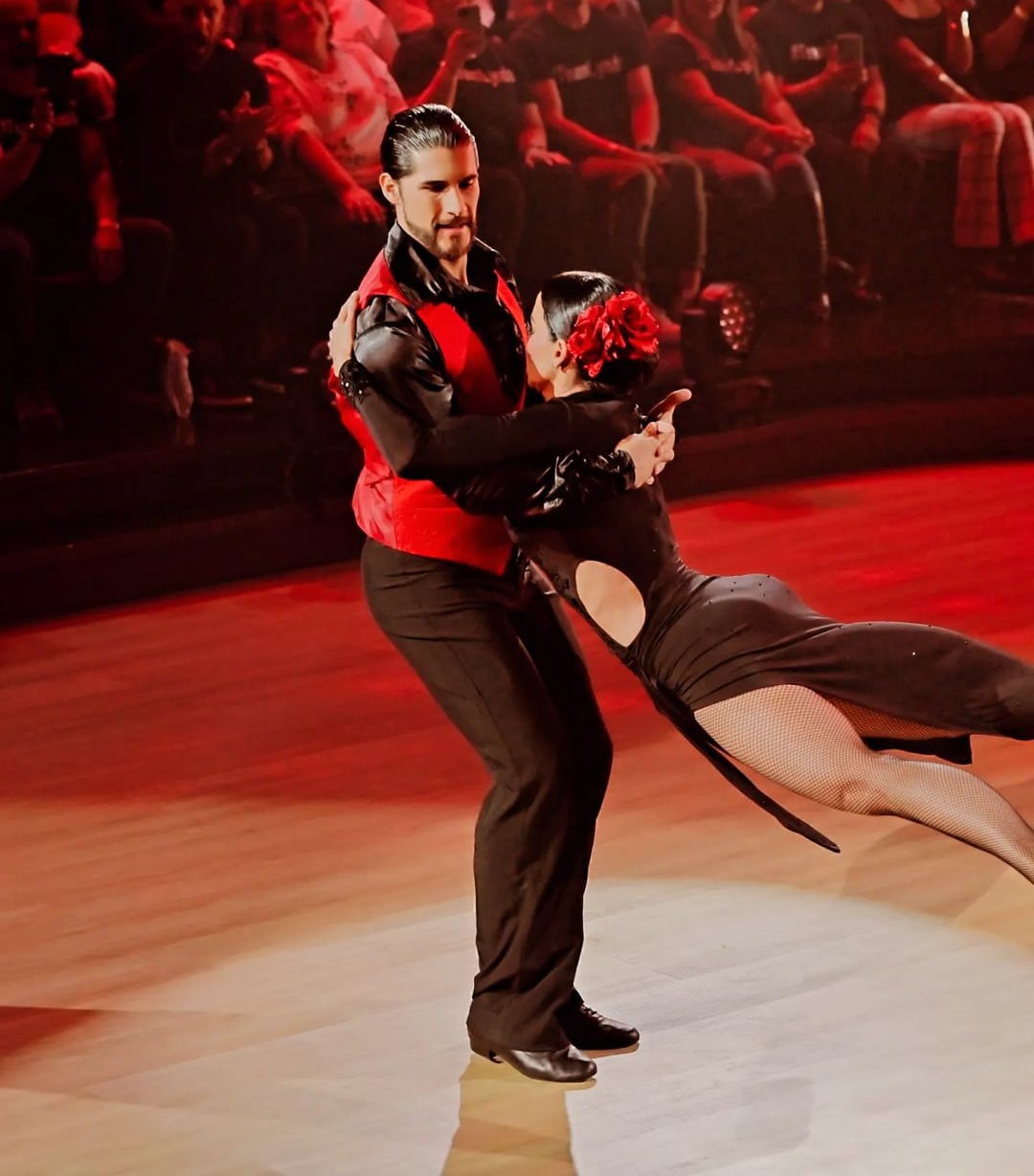 César Abarca, bailarín de Lynda Díaz en la primera temporada de Mira quién baila (MQB) en la primera temporada.