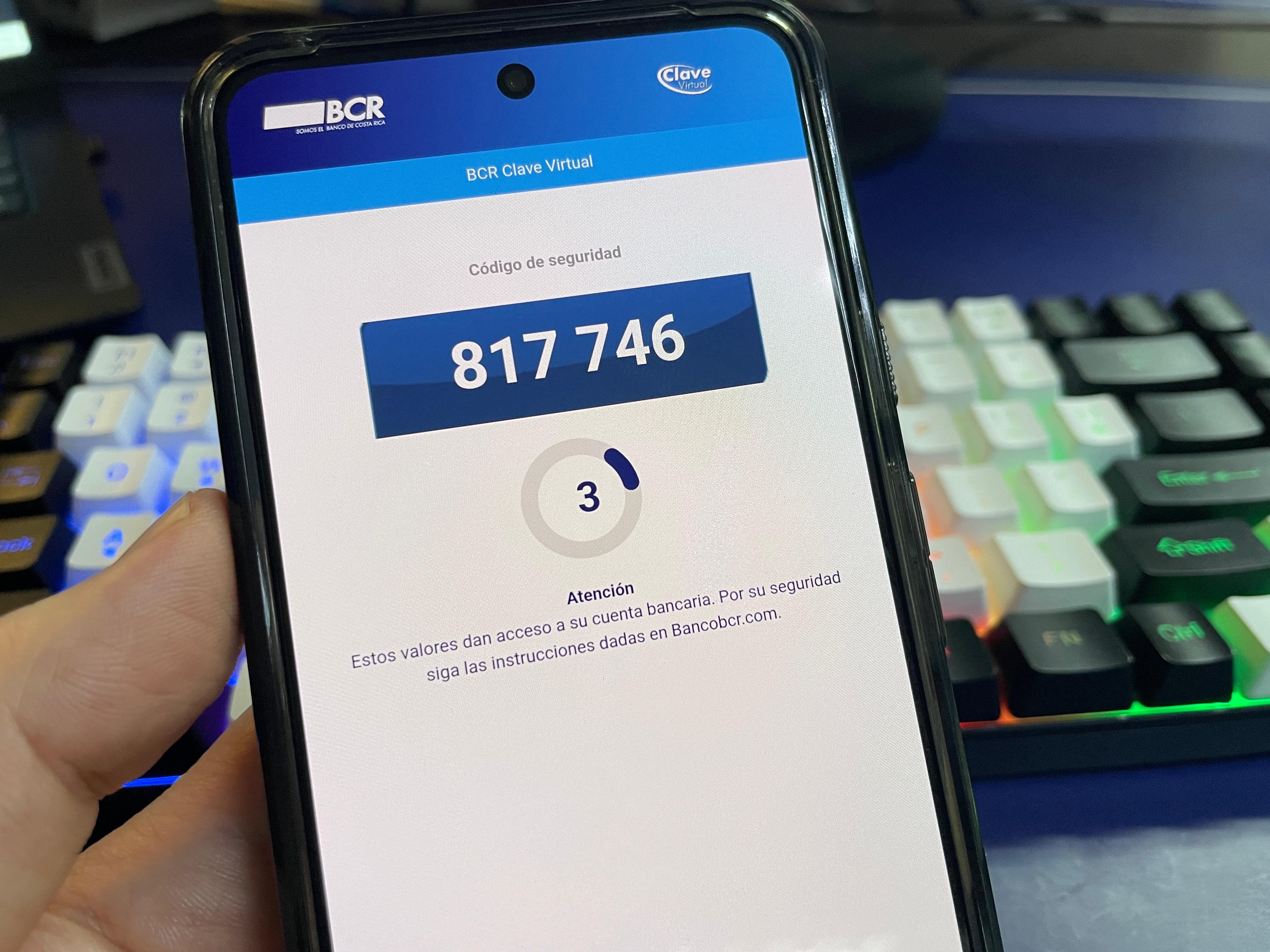 Pantalla de un teléfono móvil con la aplicación BCR Clave Virtual, que genera códigos de seguridad aleatorios para autenticar transacciones en línea, en reemplazo de la tarjeta de coordenadas del Banco de Costa Rica.