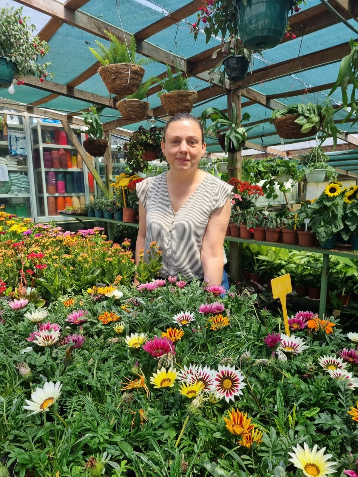 Marcela Gamboa Gamboa vive su día en medio de plantas, árboles y flores