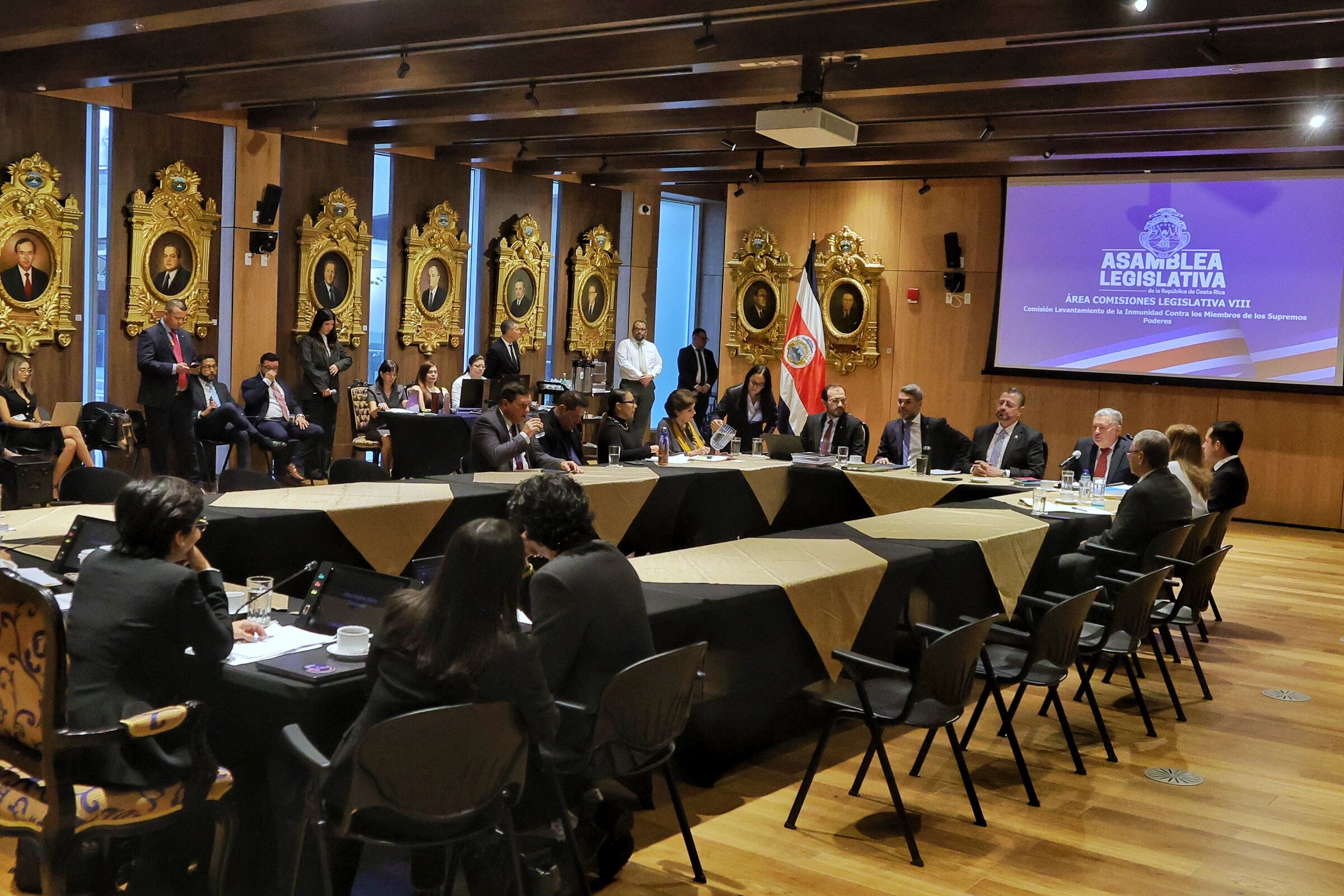 22/08/2025 El presidente de la República, Rodrigo Chaves, comparece hoy en el Salón de Expresidentes y Expresidenta de la República, ante la comisión legislativa especial encargada de determinar si procede abrirle una causa penal en su contra. y ministro de Cultura Jorge Rodríguez. Foto John Durán