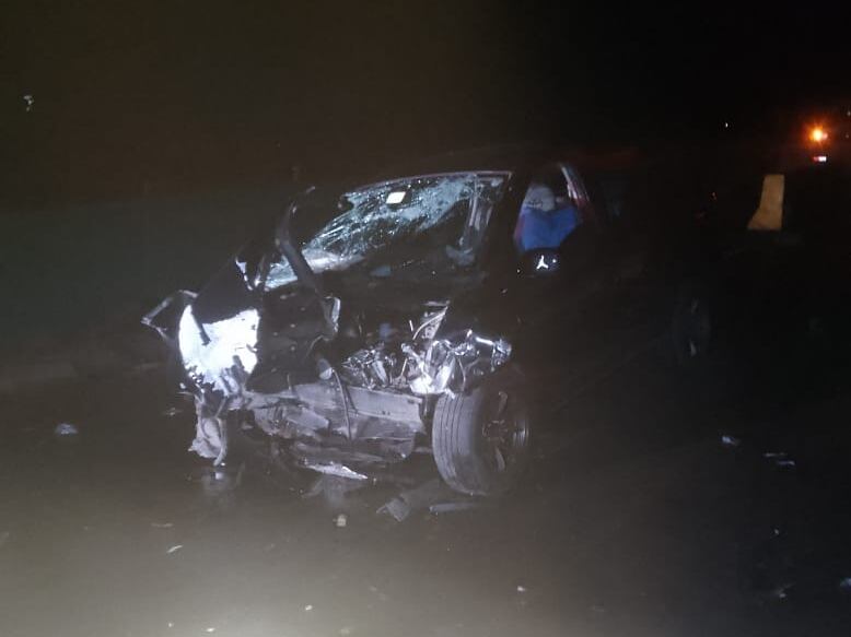 Así quedó el carro en el que viajaban el hombre y las dos mujeres. Foto Siquirres se informa.