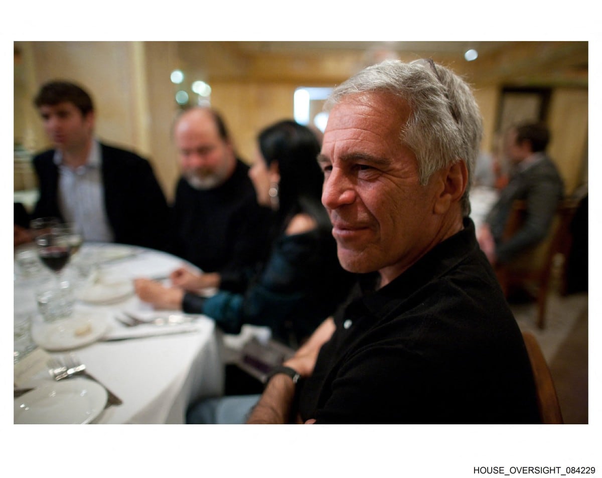 Jeffrey Epstein en un evento al que asistieron personalidades como Elon Musk (al fondo, de lado).