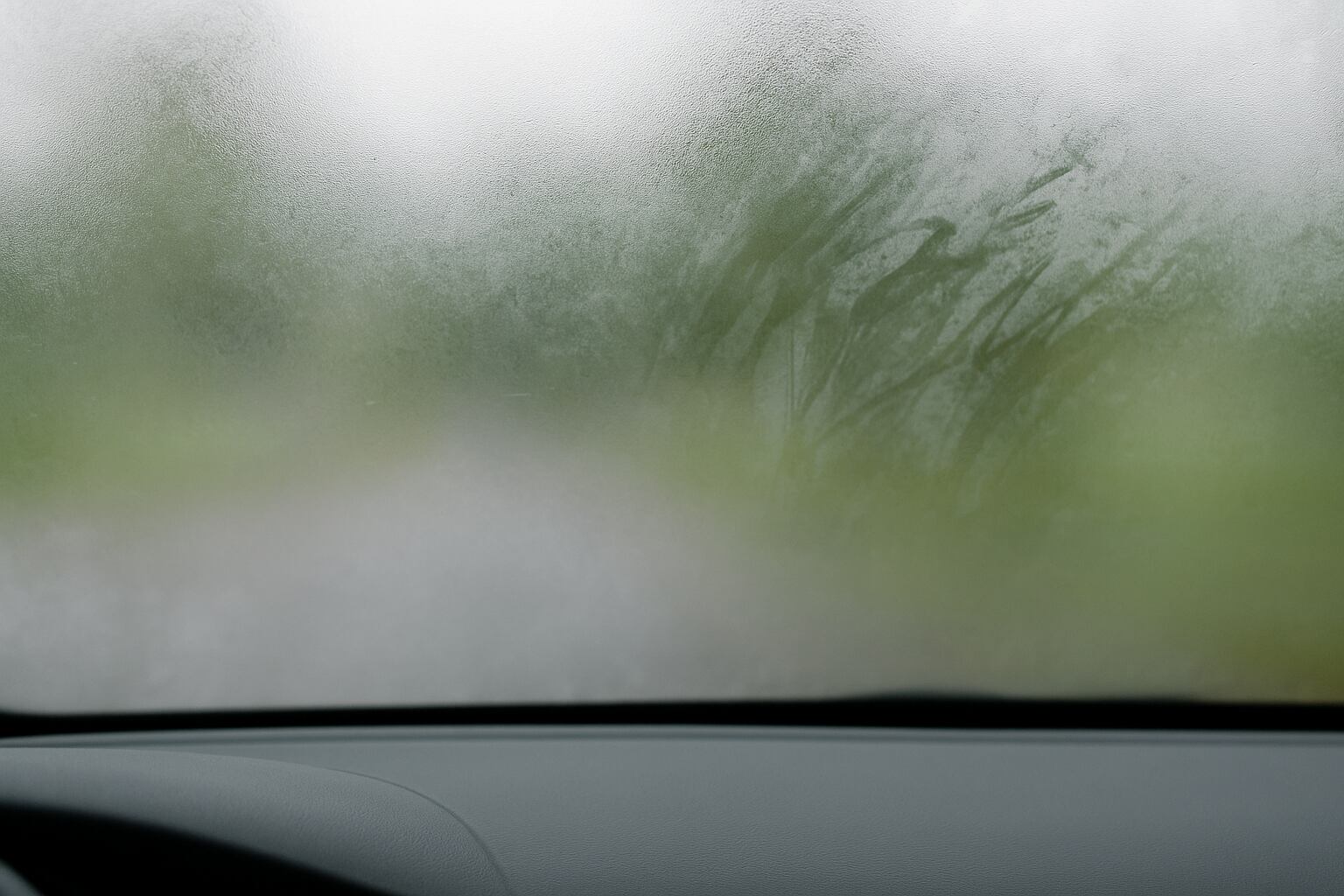 El aire acondicionado sigue siendo útil, pero su uso excesivo aumenta el consumo de gasolina.