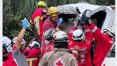Choque entre camión y carro deja tres heridos en Ruta 32