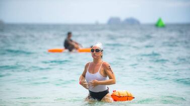 (Video) ¡Increíble! Embarazada completa prueba de 1.500 metros en mar abierto