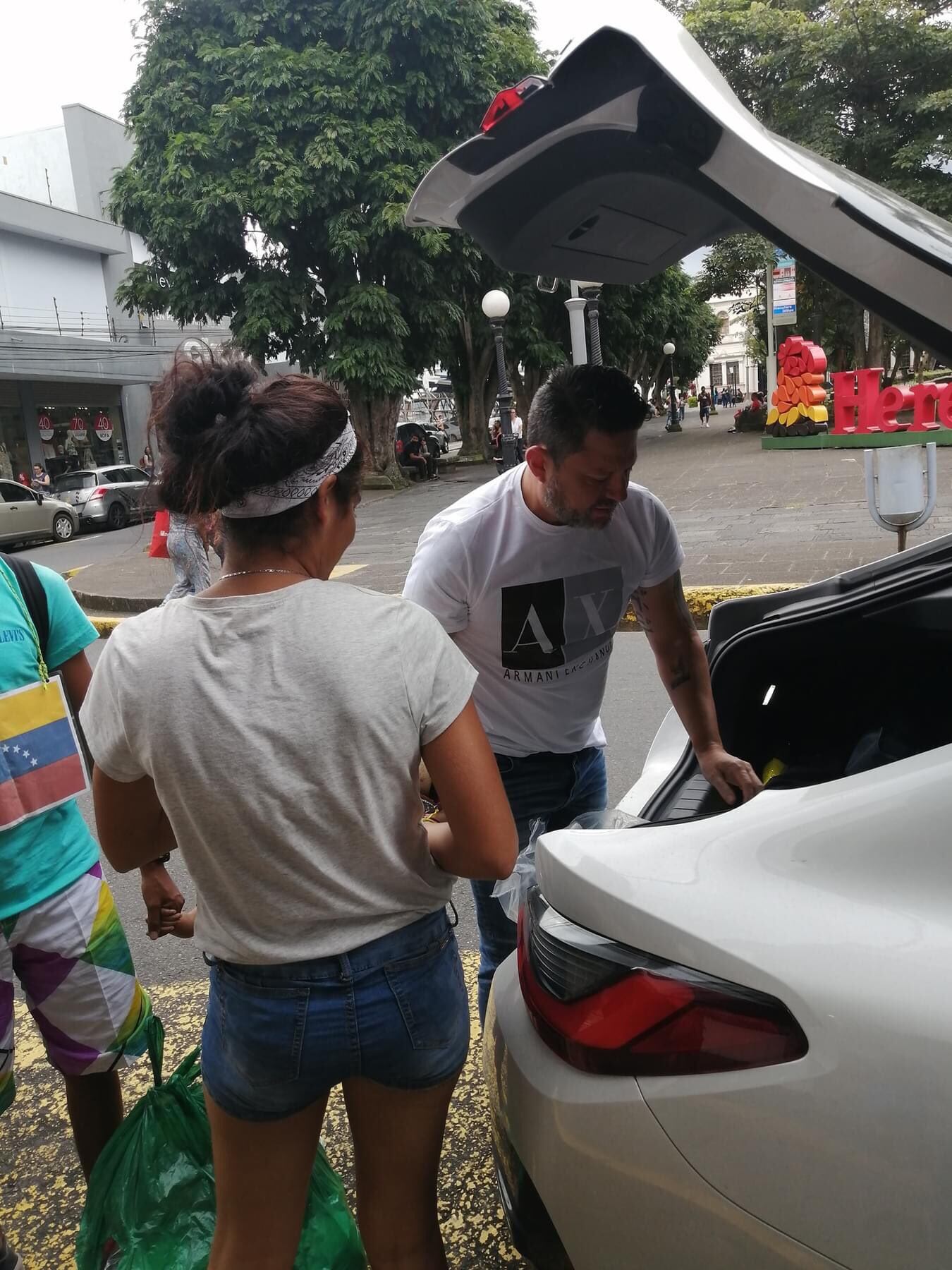 Jafet Soto ayuda a venezolanos