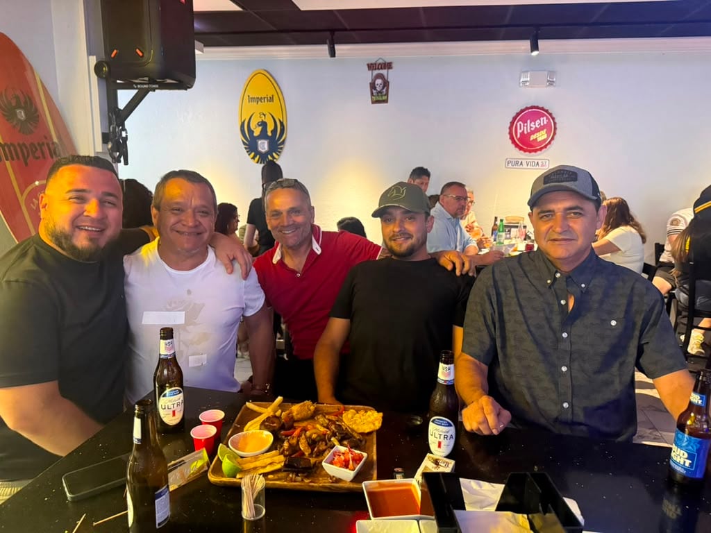 Henry Barrantes , de Guanacaste, alistó su restaurante (Pura Vida) en Orlando en un punto de encuentro para los costarricenses, donde el chifrijo, el cantonés y el fresco de cas ya acompañan la Copa Mundial de la FIFA 2026.