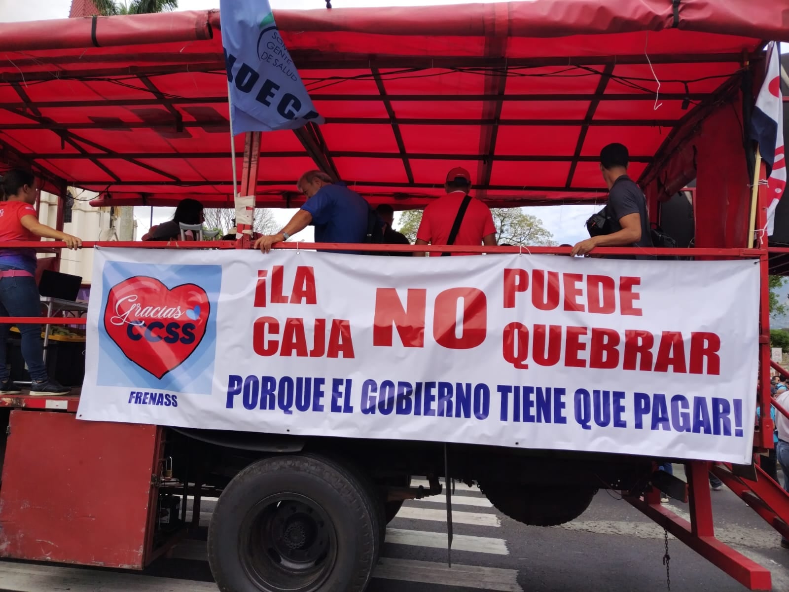 Manifestantes también piden al gobierno saldar su millonaria deuda con la Caja.