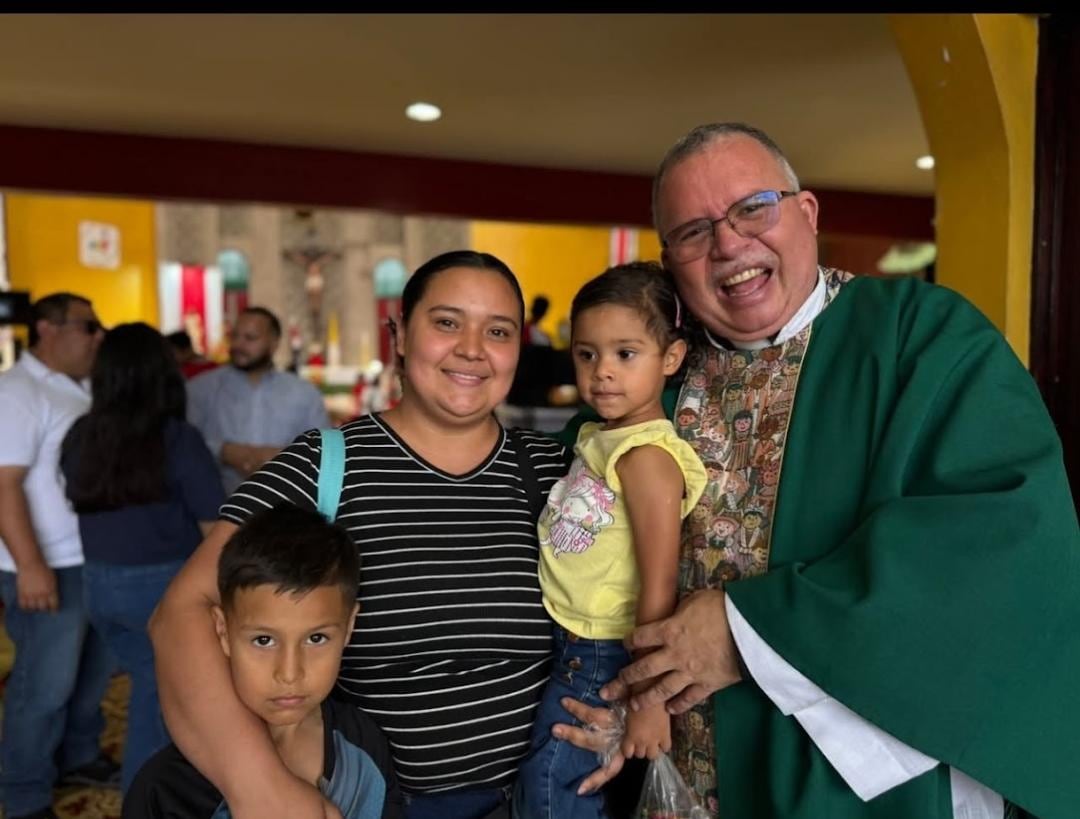 Adriana Pérez Chavarría tiene 23 años, dos hijos y grandes sueños por cumplir que espera hace realidad con la ayuda de la Torre Espíritu Santo para mujeres que construirá el padre Sergio Valverde